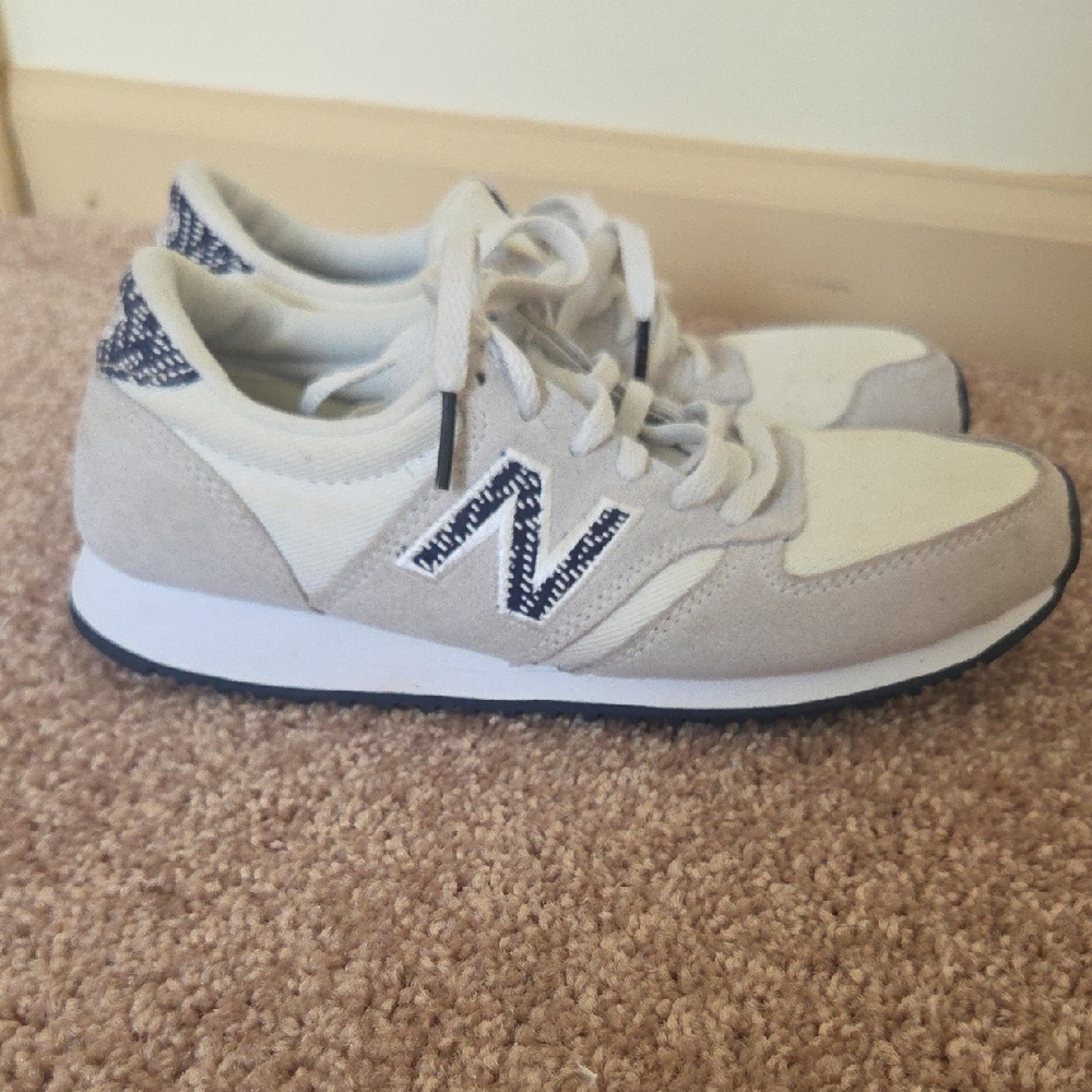 New Balance Women 5.5' Cream and Black Sneakers - Picture 4 of 13